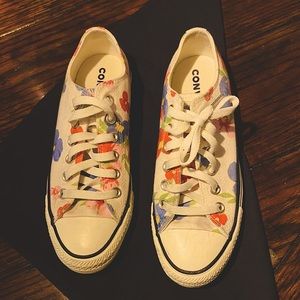 Like new! Worn twice! Excellent condition, floral women’s Converse All Stars.
